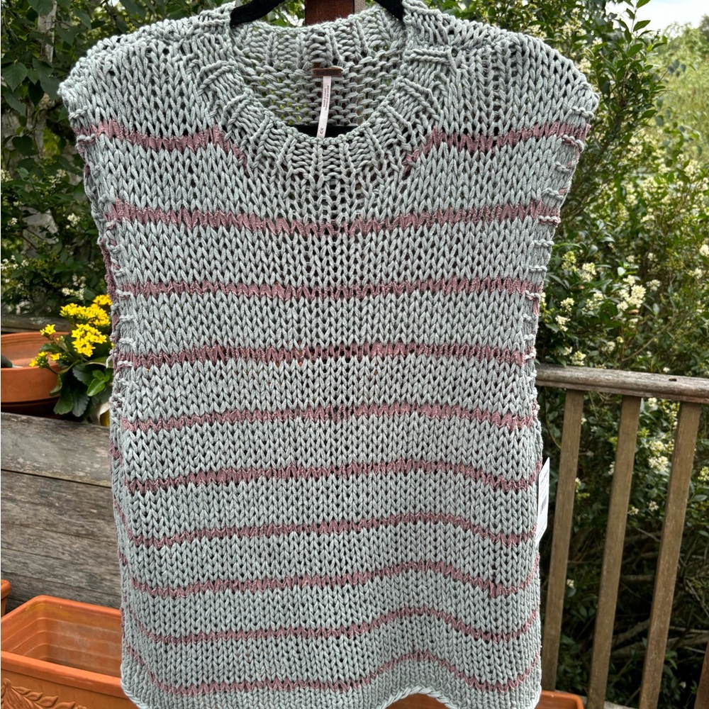 Free People sleeveless sweater size medium. Roomy fit with grayish blue/ purple.